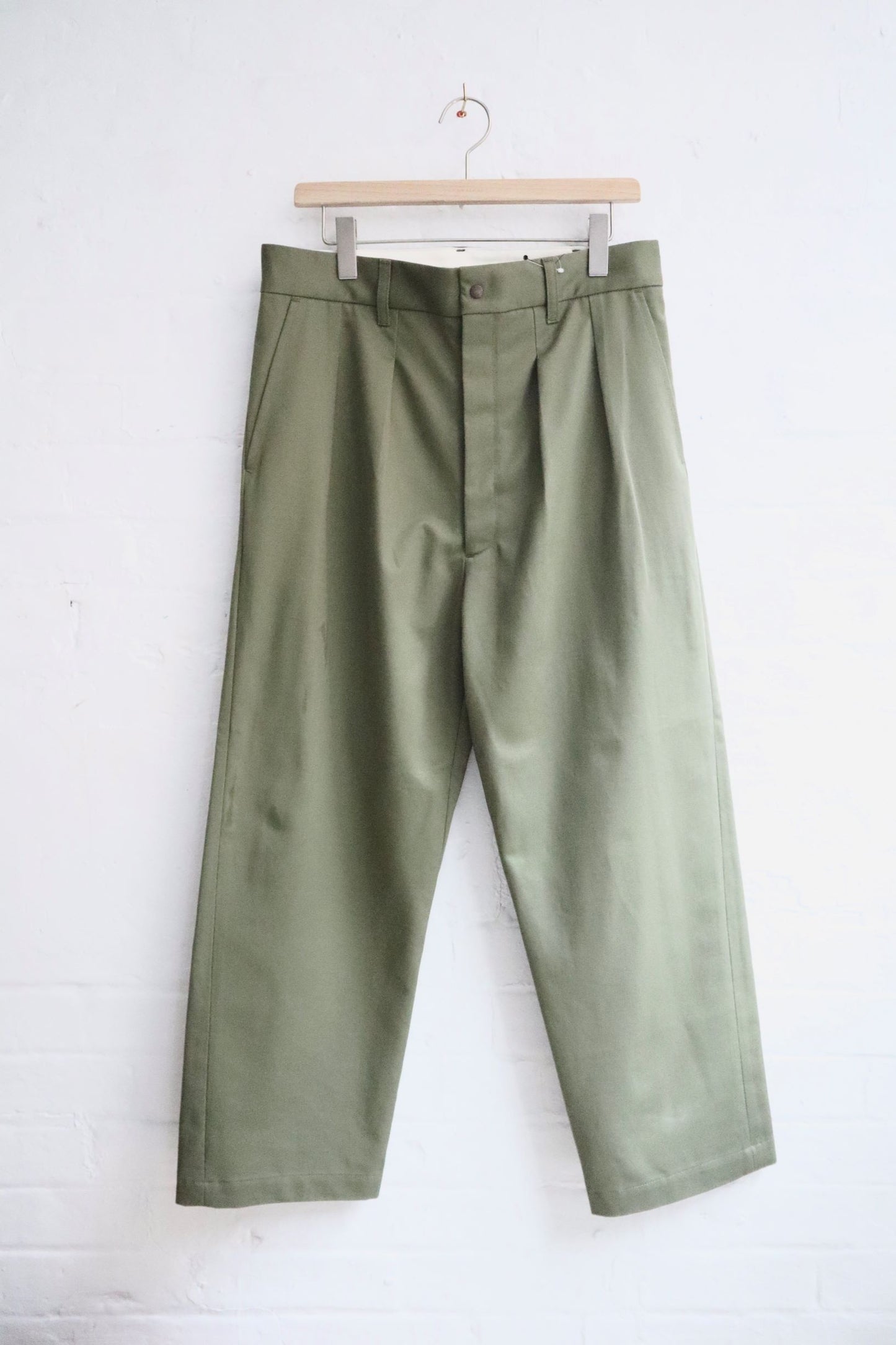 SUNNYSIDERS_FUJITO_Fujito - 2 Tuck Trousers, Olive Green_Trousers