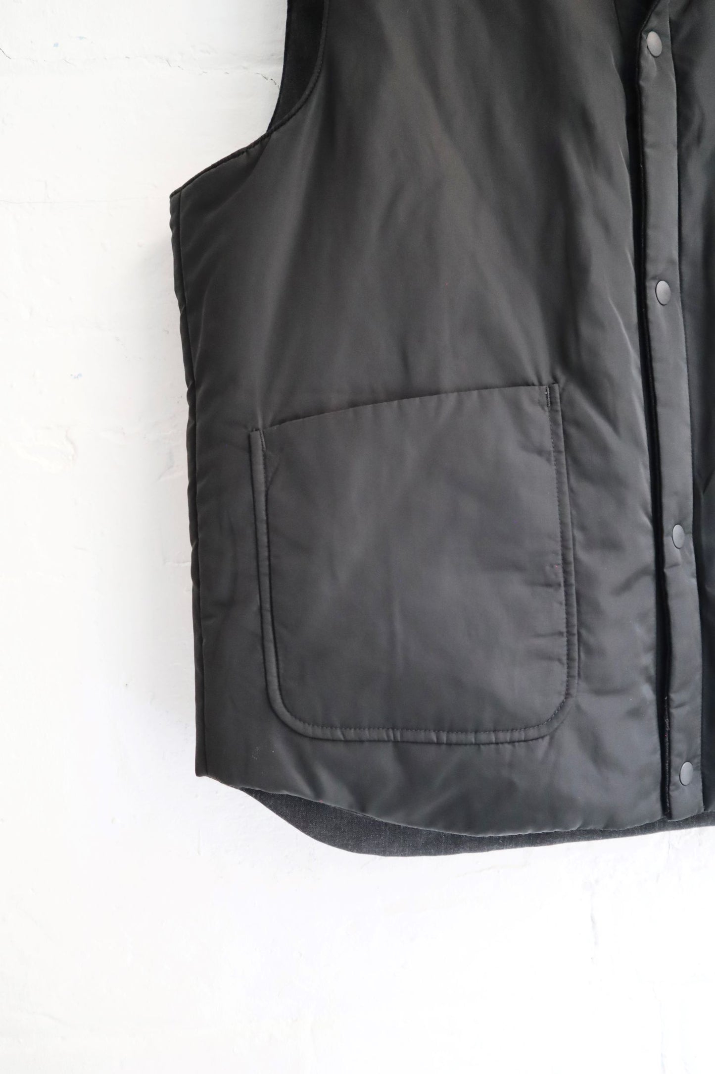 *A Vontade - Reversable Vest, Black / Charcoal