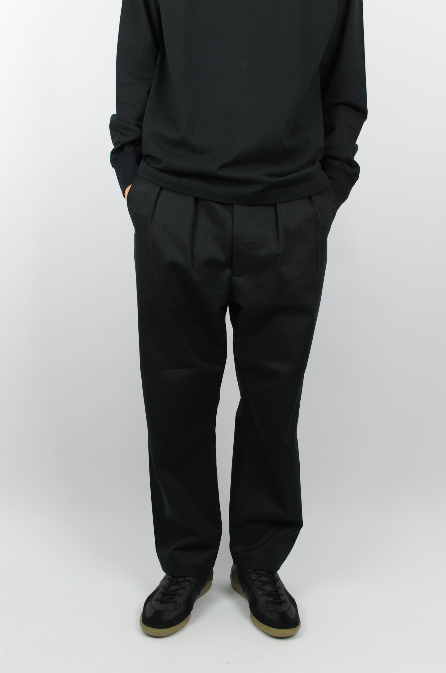 Fujito - 2 Tuck Trousers, Black