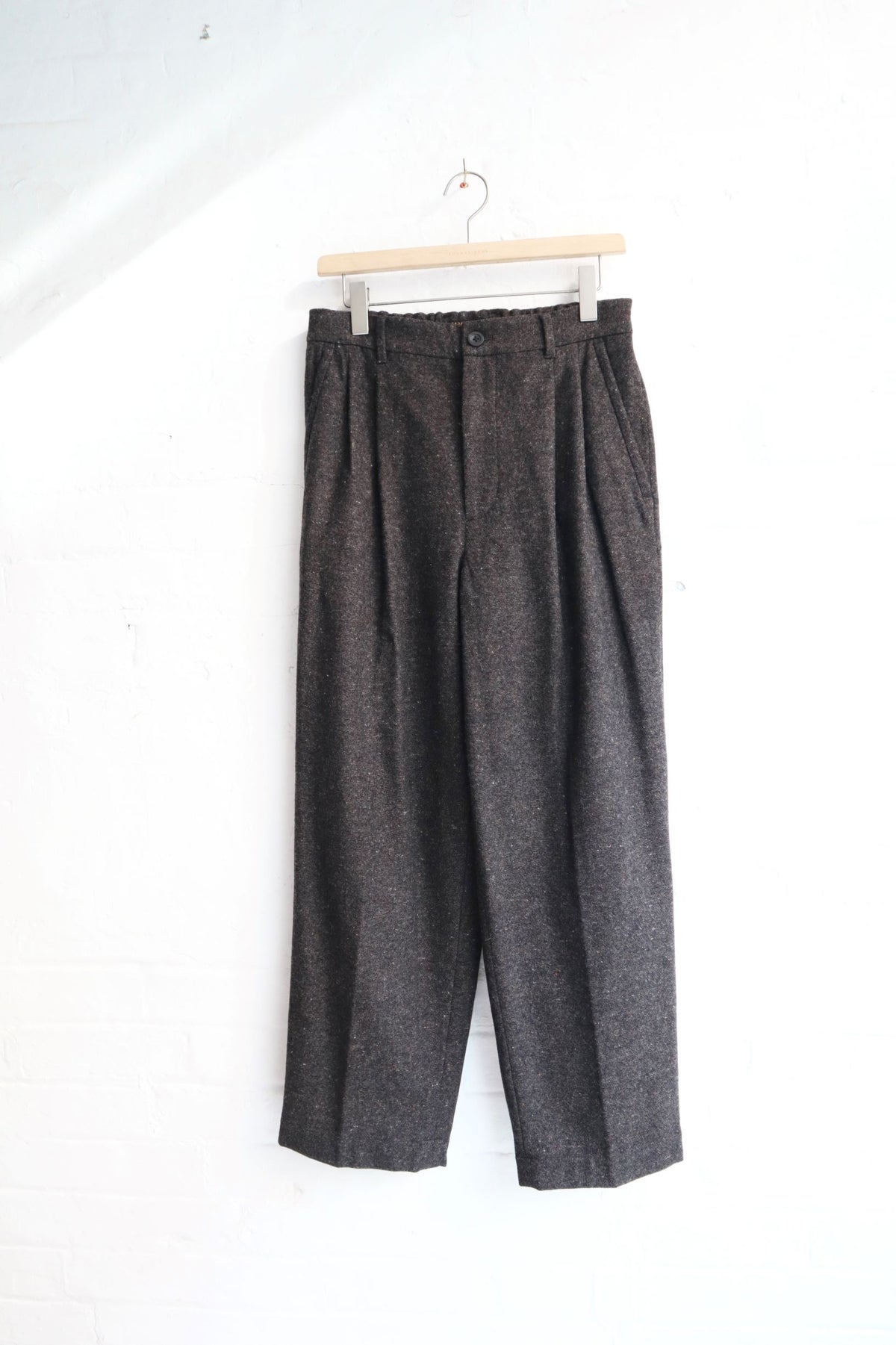 *A Vontade - 2 Tuck Trousers, Dark Sepia