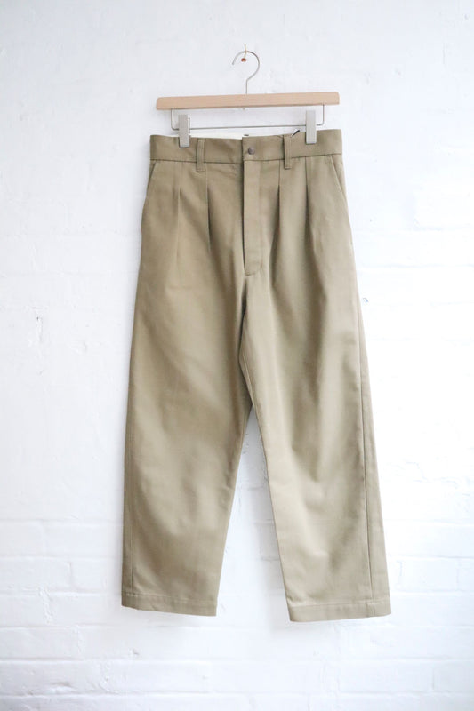 Fujito - 2 Tuck Trousers, Beige