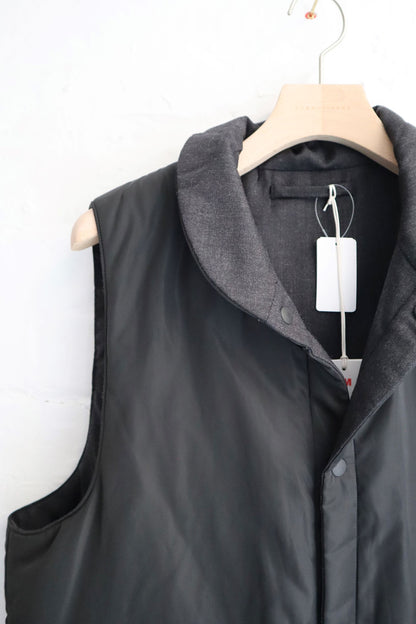 *A Vontade - Reversable Vest, Black / Charcoal